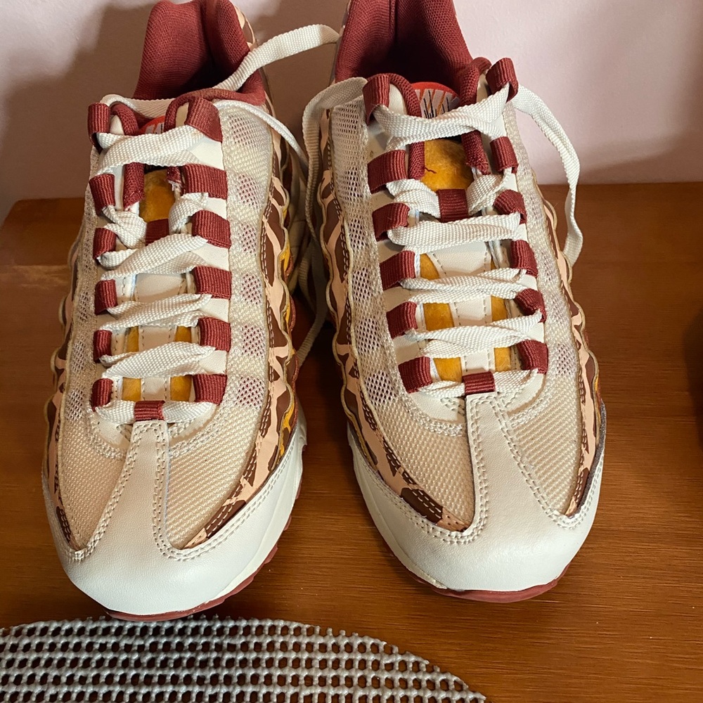 SOLD Grade School girls Air max 95